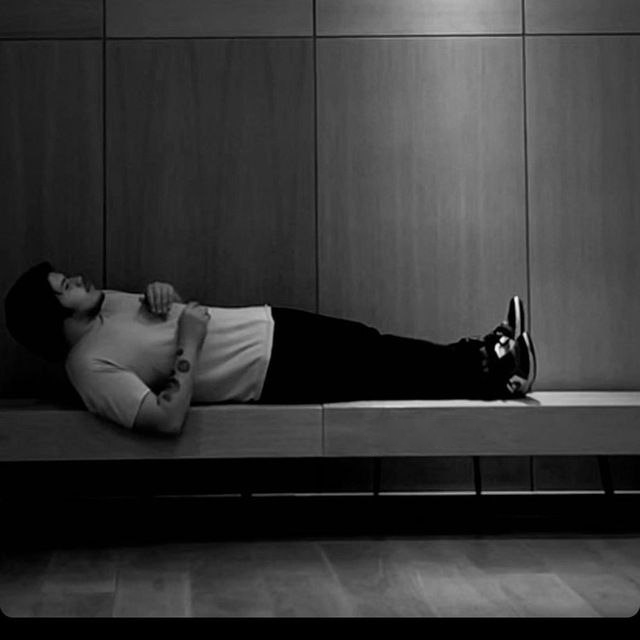 Mr. Favias лежит как тюлень